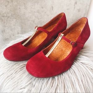 CHIE MIHARA RED SUEDE SHOES WITH GOLD STRAP